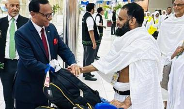 இலங்கையின் முதலாவது ஹஜ் குழுவினை விமான நிலையத்தில் வரவேற்ற தூதுவர்