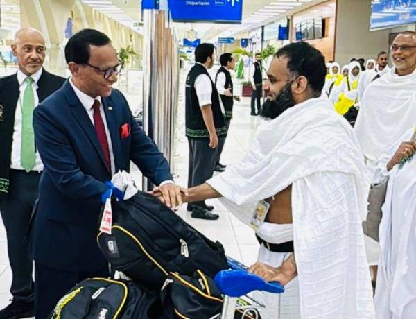 இலங்கையின் முதலாவது ஹஜ் குழுவினை விமான நிலையத்தில் வரவேற்ற தூதுவர்