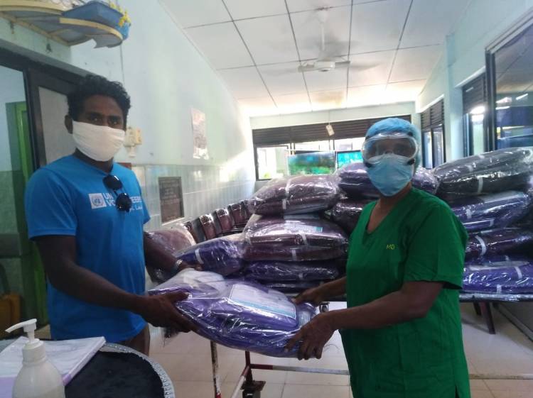 UNDP பணியாளர்களால் முன்னனி சுகாதார ஊழியர்களுக்கு 600 PPE Kits அன்பளிப்பு 