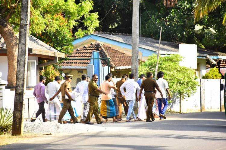 சஹ்ரானுடன் தொடர்புகொண்டிருந்ததாக  குற்றஞ்சாட்டப்பட்ட 12 பேரின் விளக்கமறியல் நீடிப்பு