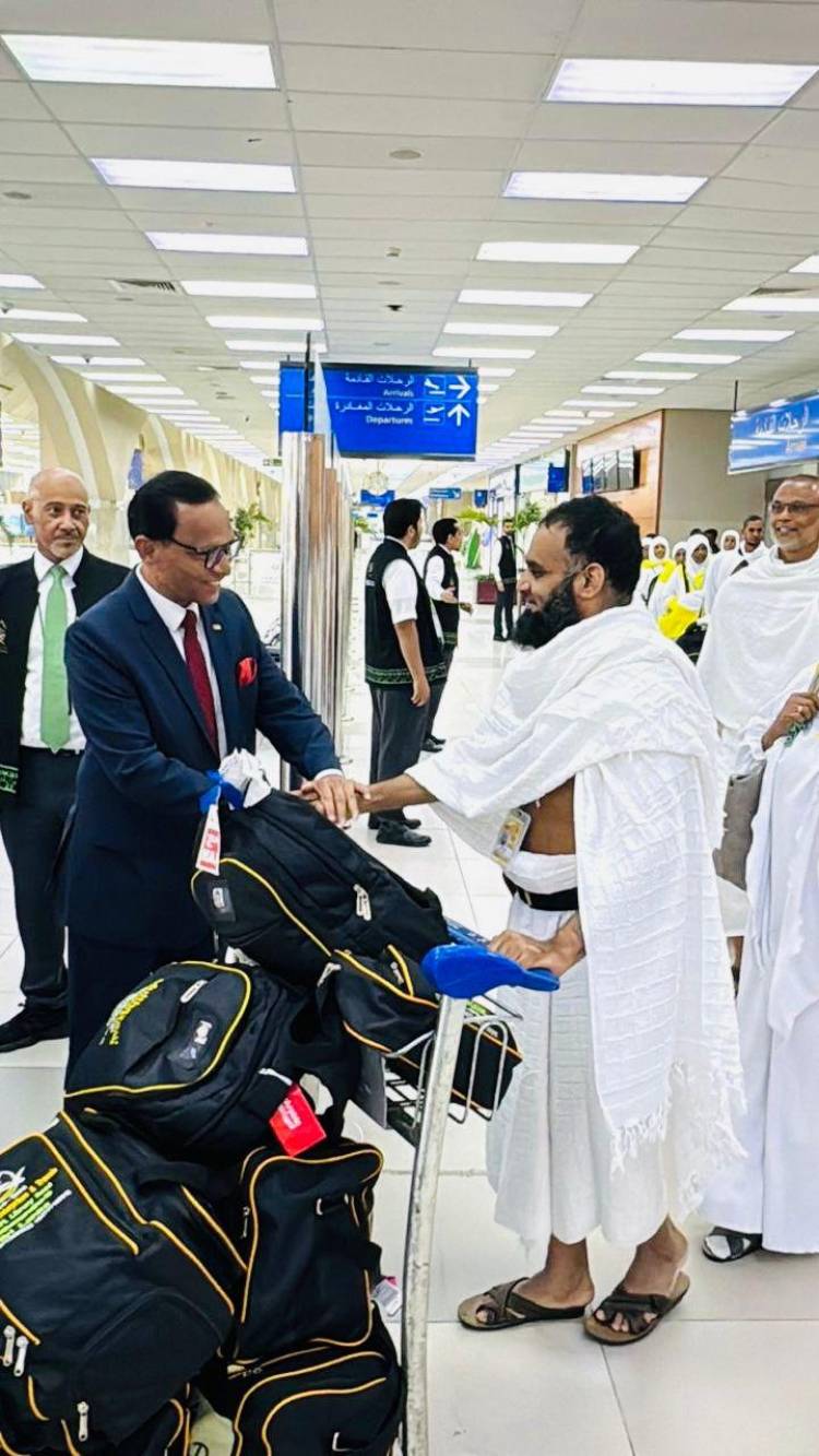இலங்கையின் முதலாவது ஹஜ் குழுவினை விமான நிலையத்தில் வரவேற்ற தூதுவர்